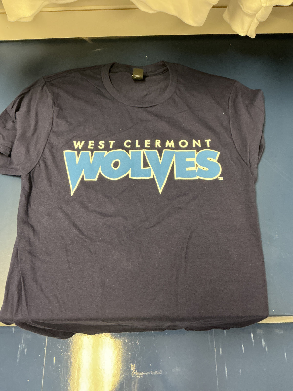 Short sleeve navy tshirt with light blue lettering